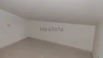 Una de las habitaciones de este piso de Idealista