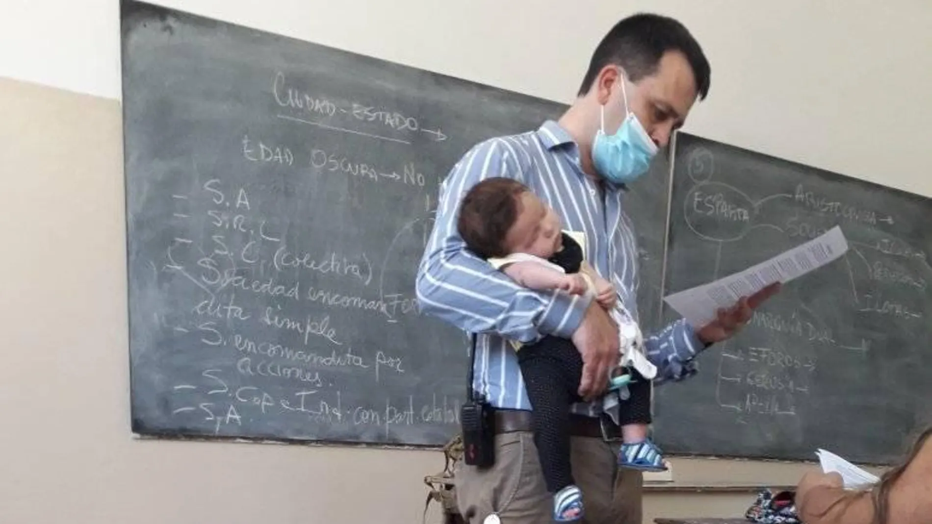 Un profesor cuida el bebé de una alumna para que pueda estudiar