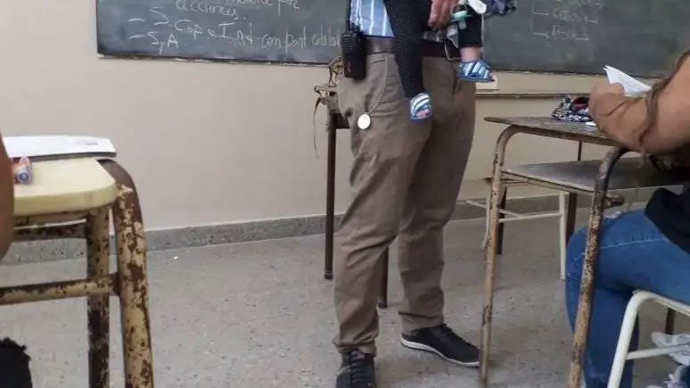 Un profesor cuida el bebé de una alumna para que pueda estudiar Un profesor cuida el bebé de una alumna para que pueda estudiar