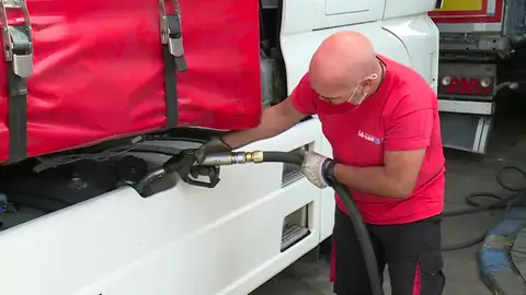 Transportista echando gasolina Transportista echando gasolina