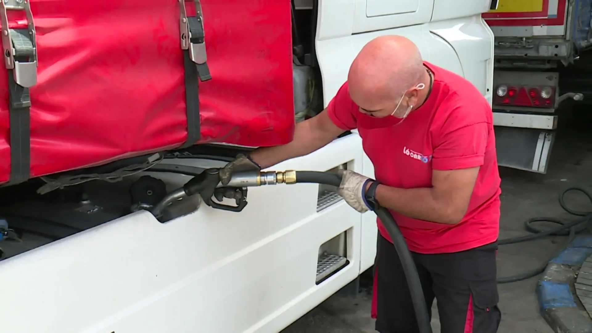 Transportista echando gasolina Transportista echando gasolina