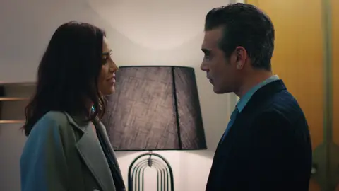 Asya, a Volkan: “¿A qué se debe que estés tan nervioso?” Asya, a Volkan: “¿A qué se debe que estés tan nervioso?”