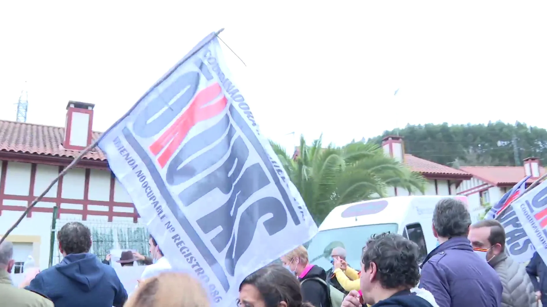 Más de 100 vecinos se manifiestan y piden que se actúe contra una veintena de okupas en Meruelo, Cantabria
