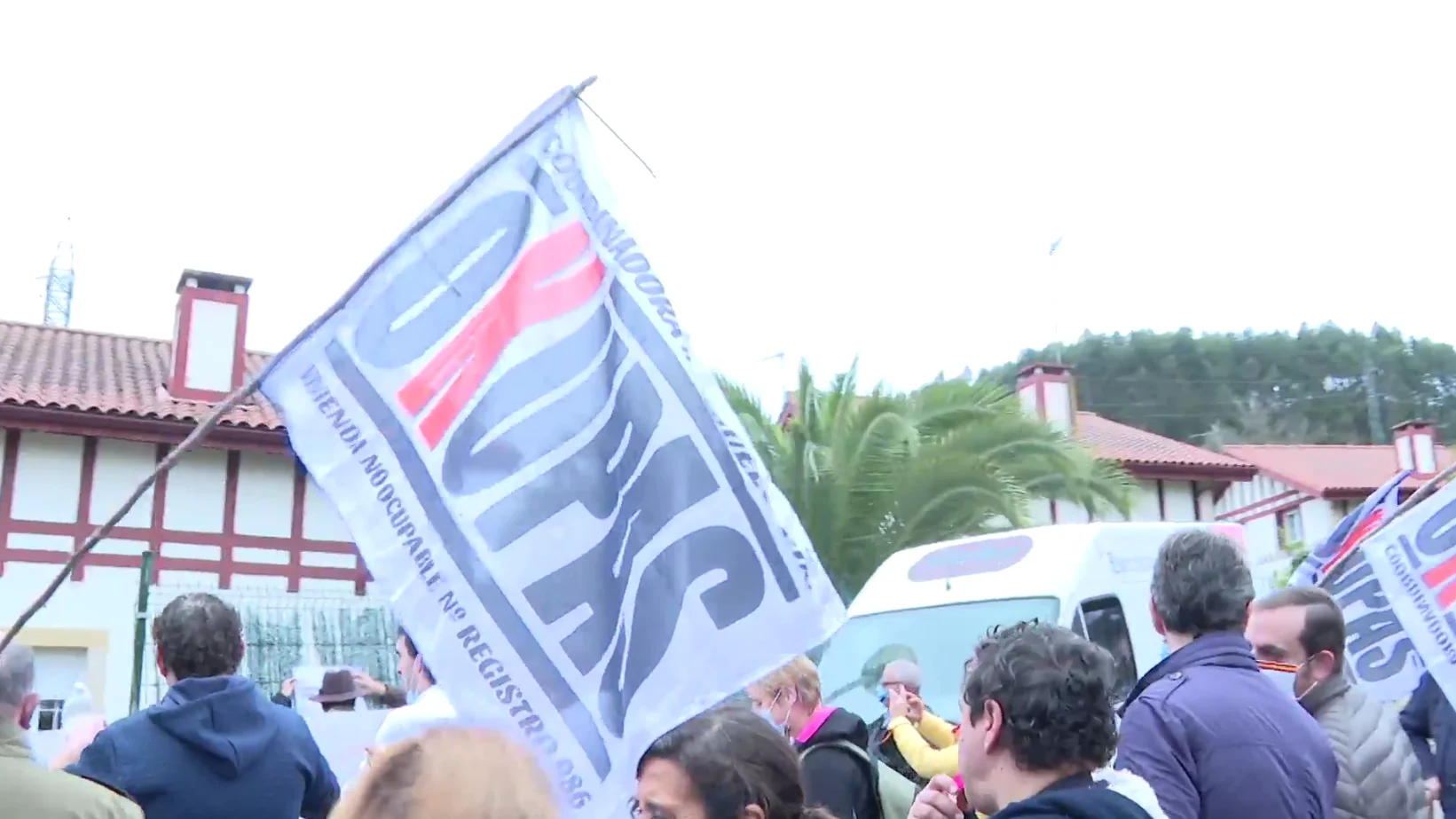 Más de 100 vecinos se manifiestan y piden que se actúe contra una veintena de okupas en Meruelo, Cantabria Más de 100 vecinos se manifiestan y piden que se actúe contra una veintena de okupas en Meruelo, Cantabria