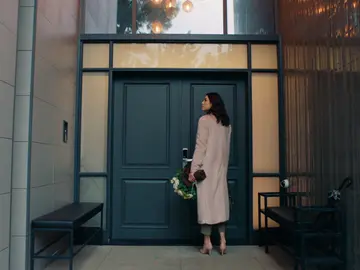 Asya devuelve las flores de Volkan a Derin Asya devuelve las flores de Volkan a Derin