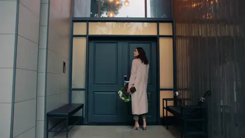 Asya devuelve las flores de Volkan a Derin Asya devuelve las flores de Volkan a Derin