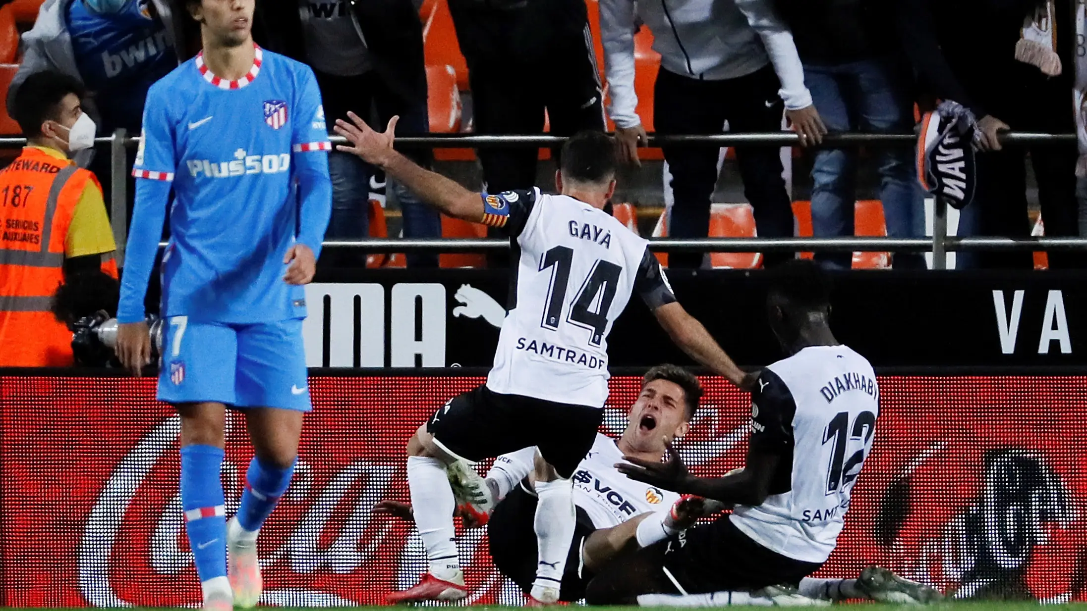 El Atlético emula al Barcelona y se deja remontar un 1-3 contra el Valencia en los minutos finales El Atlético emula al Barcelona y se deja remontar un 1-3 contra el Valencia en los minutos finales