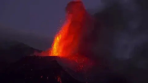 El volcán de La Palma vuelve a cara más explosiva y las nuevas coladas no afectan a nuevas superficie El volcán de La Palma vuelve a cara más explosiva y las nuevas coladas no afectan a nuevas superficie