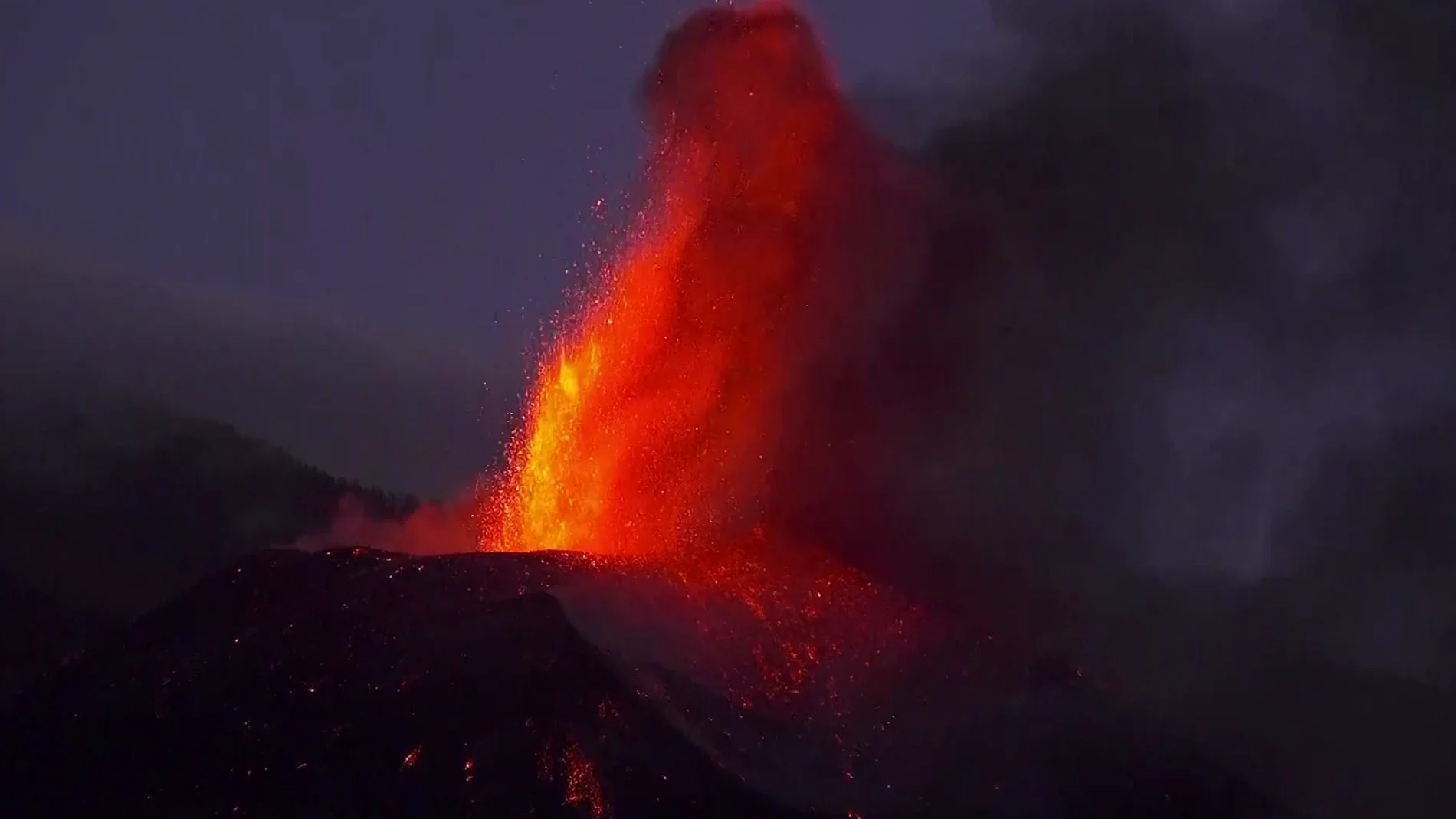 El volcán de La Palma vuelve a cara más explosiva y las nuevas coladas no afectan a nuevas superficie