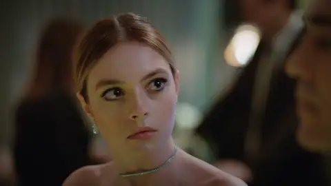 Esta noche, Derin descubre que fue Volkan quien invitó a Asya a su fiesta Esta noche, Derin descubre que fue Volkan quien invitó a Asya a su fiesta