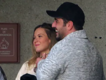 David Bustamante pasa un día perfecto junto a su mujer y su hija en el parque de atracciones: "jugando como un niño" David Bustamante pasa un día perfecto junto a su mujer y su hija en el parque de atracciones: "jugando como un niño"