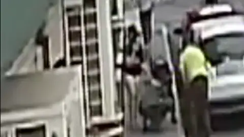 La Guardia Civil salva a un niño La Guardia Civil salva a un niño