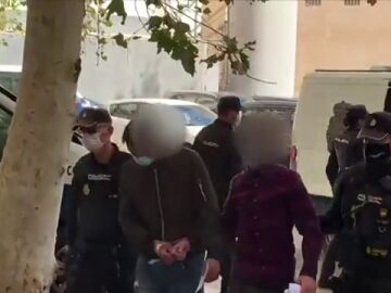 Primeras im&aacute;genes de los 12 detenidos por intentar entrar ilegalmente en Espa&ntilde;a por el aeropuerto de Palma