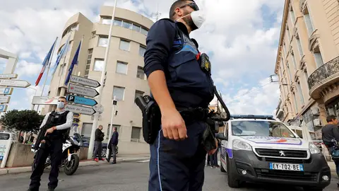 Herido un policía francés tras ser atacado por un hombre con cuchillo en Cannes Herido un policía francés tras ser atacado por un hombre con cuchillo en Cannes