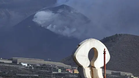 La erupción de La Palma ha cumplido este domingo 50 días desde su comienzo y, a pesar de que en las últimas jornadas parecía que iba a menos, los científicos se han encargado de poner a todo el mundo los pies en el suelo: no ha terminado y no hay indicios para determinar cuándo será su final. La erupción de La Palma ha cumplido este domingo 50 días desde su comienzo y, a pesar de que en las últimas jornadas parecía que iba a menos, los científicos se han encargado de poner a todo el mundo los pies en el suelo: no ha terminado y no hay indicios para determinar cuándo será su final.