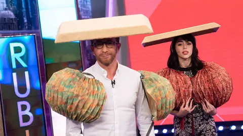 ¡Maravillosos! Nicki Nicole y Pablo Motos desfilan por el plató de 'El Hormiguero 3.0' con la última moda de Pilar Rubio ¡Maravillosos! Nicki Nicole y Pablo Motos desfilan por el plató de 'El Hormiguero 3.0' con la última moda de Pilar Rubio