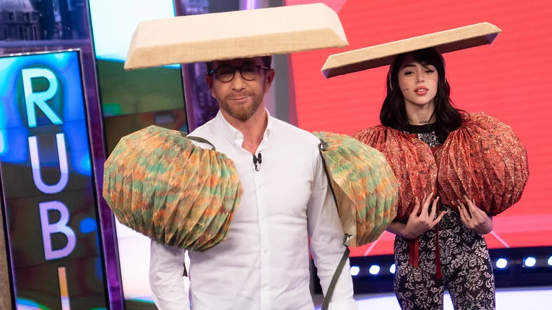 ¡Maravillosos! Nicki Nicole y Pablo Motos desfilan por el plató de 'El Hormiguero 3.0' con la última moda de Pilar Rubio ¡Maravillosos! Nicki Nicole y Pablo Motos desfilan por el plató de 'El Hormiguero 3.0' con la última moda de Pilar Rubio