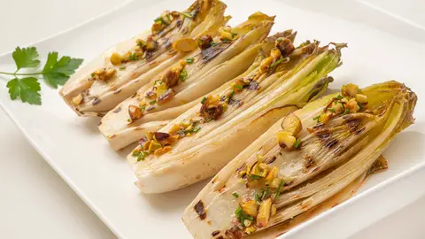 Receta sana y barata de Karlos Arguiñano: endibias a la plancha con vinagreta de pistachos Receta sana y barata de Karlos Arguiñano: endibias a la plancha con vinagreta de pistachos