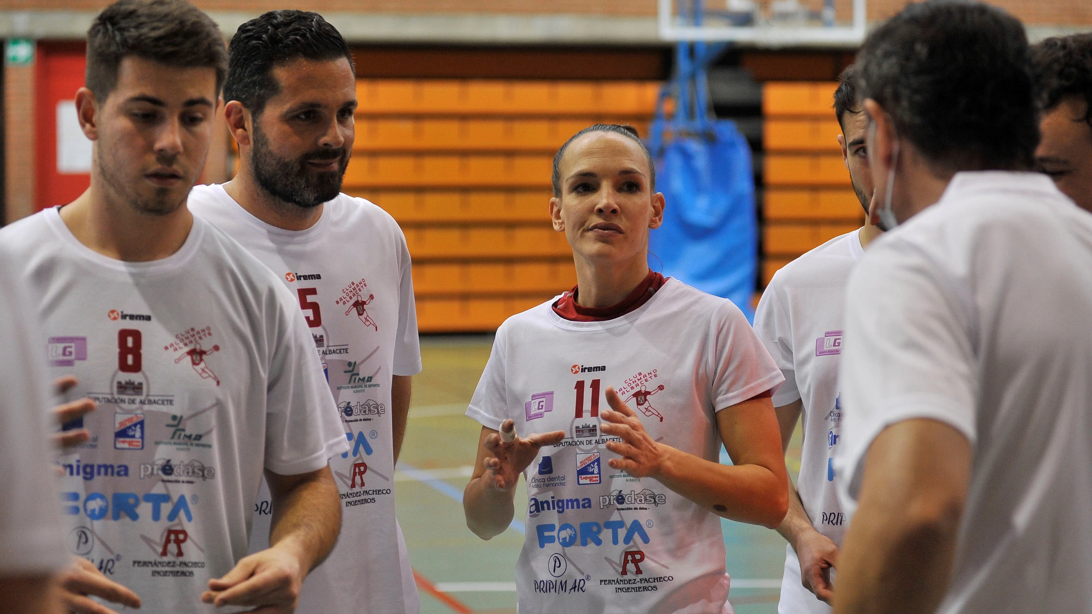 Mireia Rodríguez, la primera mujer en jugar en el balonmano masculino español Mireia Rodríguez, la primera mujer en jugar en el balonmano masculino español