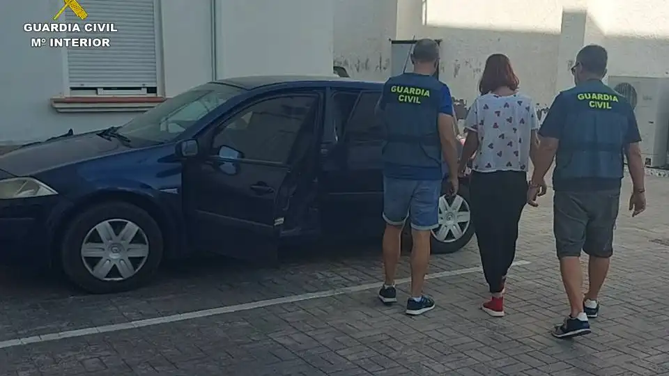 La Guardia Civil detiene a dos personas por estafar manipulando pólizas en Alicante La Guardia Civil detiene a dos personas por estafar manipulando pólizas en Alicante