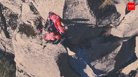 Los Bomberos intervienen en una zona rocosa de La Cabrera para estabilizar la zona Los Bomberos intervienen en una zona rocosa de La Cabrera para estabilizar la zona