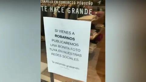 Una tienda de ropa de San Sebastián se harta de los hurtos: "si vienes a robarnos publicaremos en redes sociales tu foto" Una tienda de ropa de San Sebastián se harta de los hurtos: "si vienes a robarnos publicaremos en redes sociales tu foto"