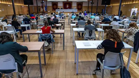 Los interinos que lleven más de cinco años en su empleo podrán ser fijos sin opositar gracias a un acuerdo del Gobierno con PNV y ERC Los interinos que lleven más de cinco años en su empleo podrán ser fijos sin opositar gracias a un acuerdo del Gobierno con PNV y ERC