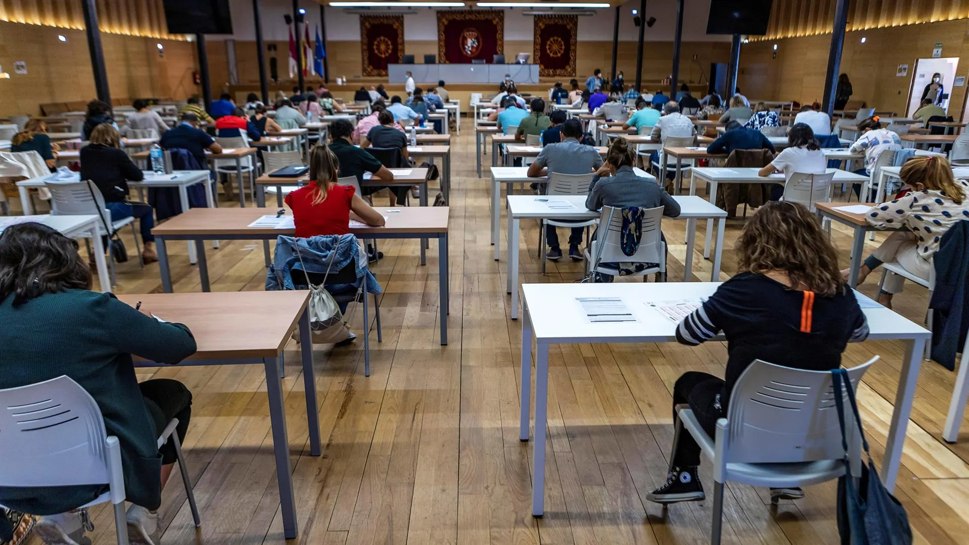 Los interinos que lleven más de cinco años en su empleo podrán ser fijos sin opositar gracias a un acuerdo del Gobierno con PNV y ERC Los interinos que lleven más de cinco años en su empleo podrán ser fijos sin opositar gracias a un acuerdo del Gobierno con PNV y ERC