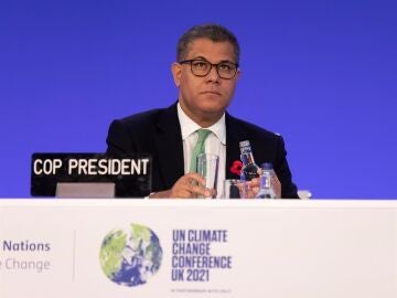 Alok Sharma, presiden de la COP26, rompe a llorar por la suavización de las ambiciones en el acuerdo del clima