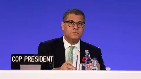 Alok Sharma, presiden de la COP26, rompe a llorar por la suavización de las ambiciones en el acuerdo del clima Alok Sharma, presiden de la COP26, rompe a llorar por la suavización de las ambiciones en el acuerdo del clima