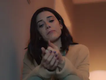 Asya escucha desconsolada la conversación de Ali y Volkan Asya escucha desconsolada la conversación de Ali y Volkan