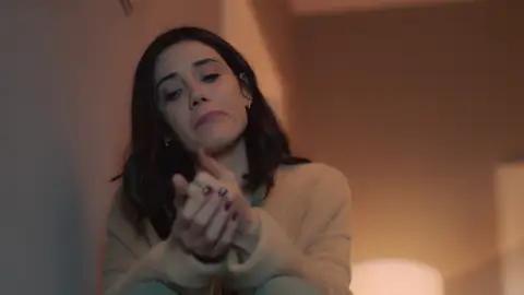 Asya escucha desconsolada la conversación de Ali y Volkan 'Infiel'