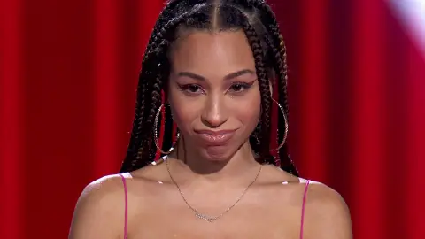 Karina Pasian escucha las palabras de Alejandro Sanz en los Asaltos 'La Voz'