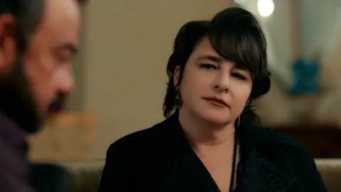 Behice, la tía de Müjgan, impresionada con Fekeli Behice, la tía de Müjgan, impresionada con Fekeli