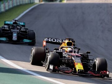 El incidente entre Hamilton y Verstappen en Interlagos que aviva aún más la polémica con la FIA