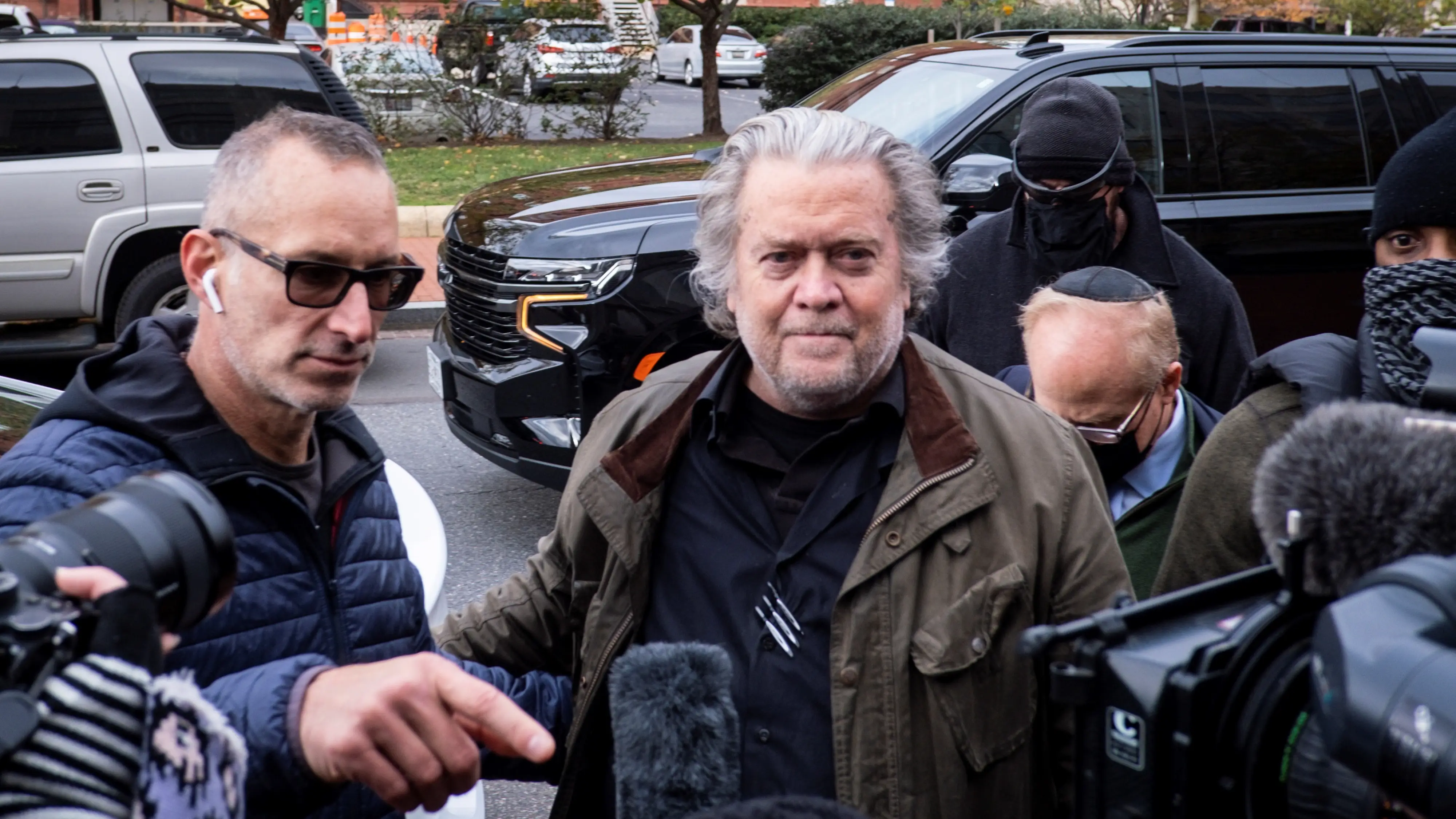 Steve Bannon, el exasesor de Donald Trump, se entrega al FBI tras ser acusado de desacato por el asalto al Capitolio Steve Bannon, el exasesor de Donald Trump, se entrega al FBI tras ser acusado de desacato por el asalto al Capitolio