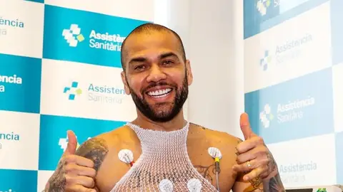 Dani Alves en su reconocimiento médico Dani Alves en su reconocimiento médico