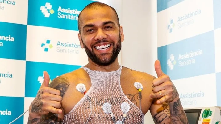 Dani Alves en su reconocimiento m&eacute;dico