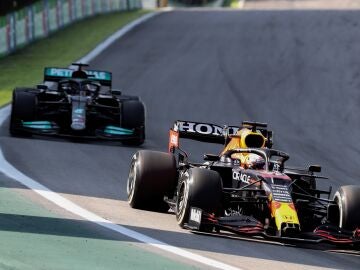 El incidente entre Hamilton y Verstappen en Interlagos que aviva aún más la polémica con la FIA