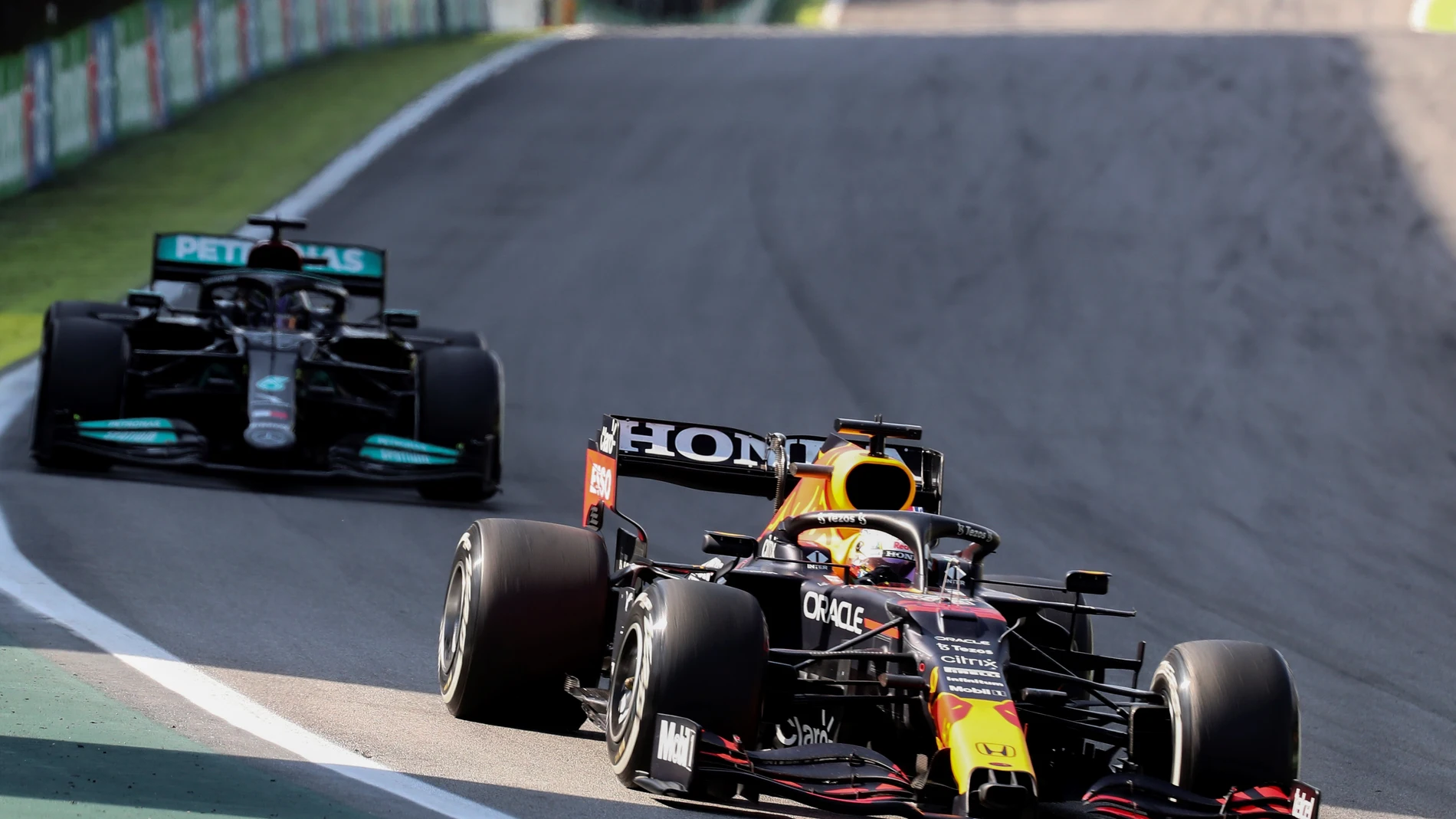 El incidente entre Hamilton y Verstappen en Interlagos que aviva aún más la polémica con la FIA
