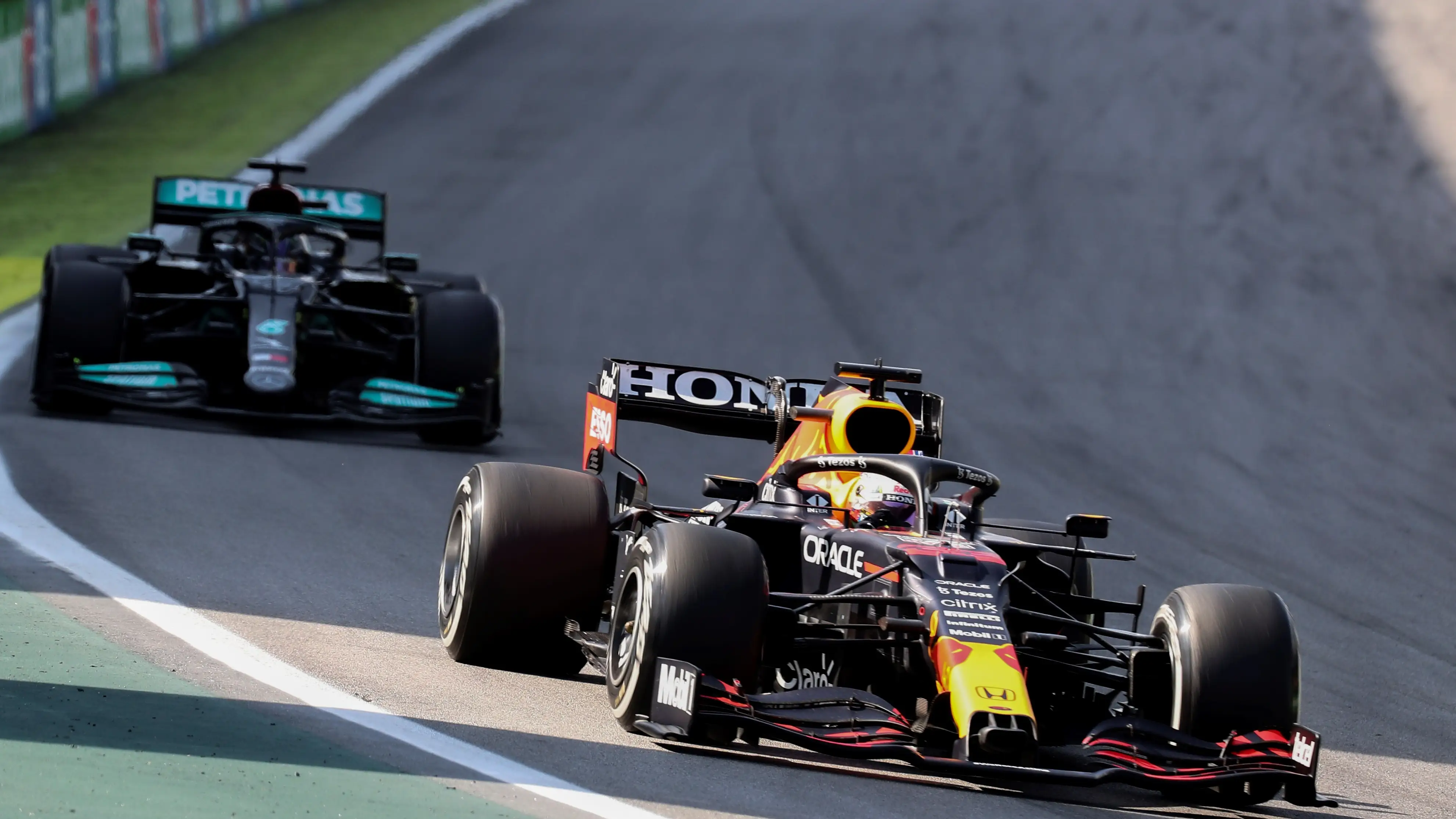 Hamilton y Verstappen, en acci&oacute;n en Interlagos