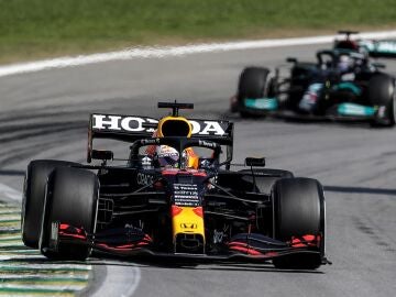 Max Verstappen traza una curva en Interlagos