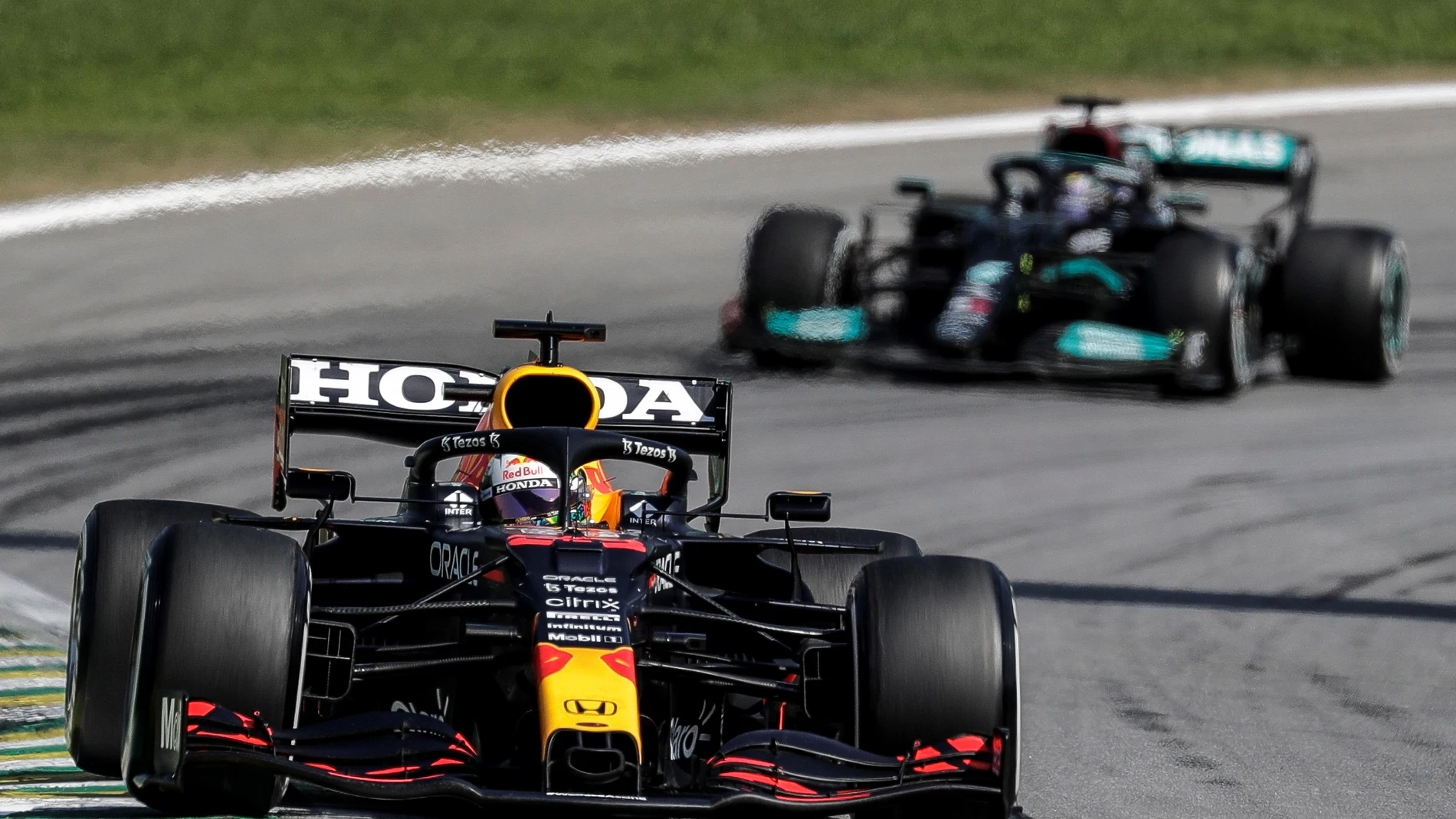 Max Verstappen traza una curva en Interlagos
