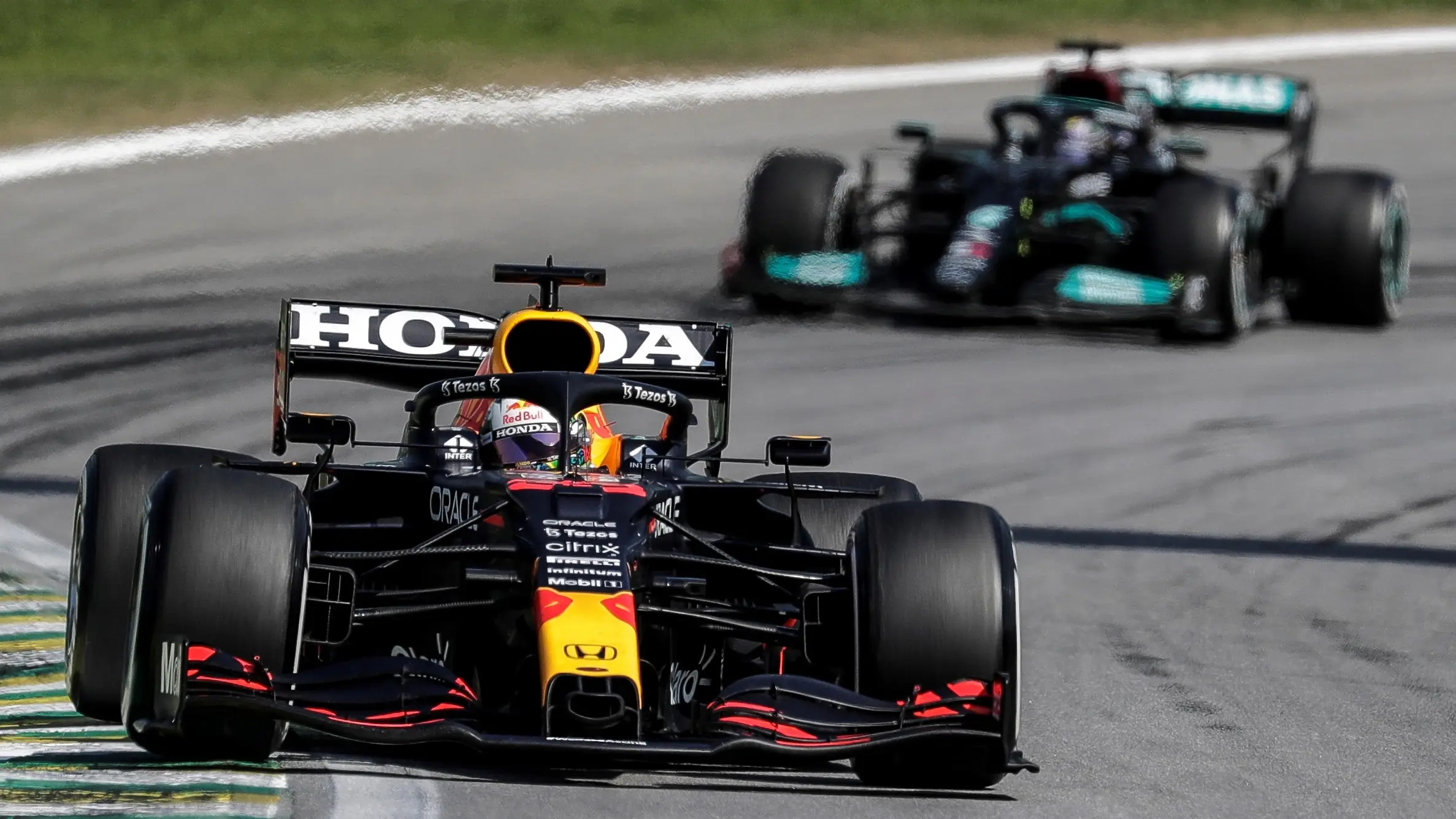 Max Verstappen traza una curva en Interlagos
