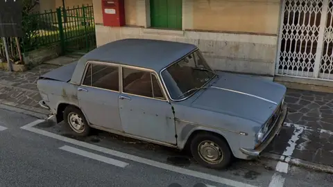 Declaran monumento un coche que llevaba 47 años aparcado en el mismo sitio en Italia Declaran monumento un coche que llevaba 47 años aparcado en el mismo sitio en Italia