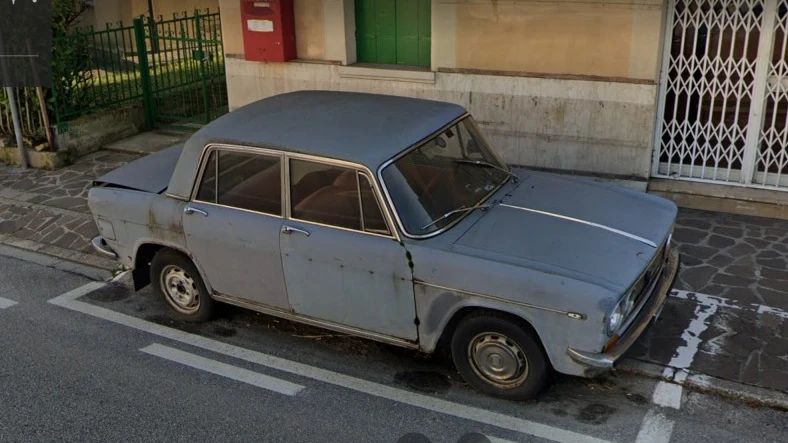 Declaran monumento un coche que llevaba 47 años aparcado en el mismo sitio en Italia Declaran monumento un coche que llevaba 47 años aparcado en el mismo sitio en Italia