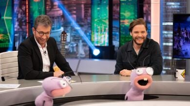 ¿Piedra, papel o tijera? Daniel Brühl se bate en duelo con Brad Pitt, Bradley Cooper y Scarlett Johansson