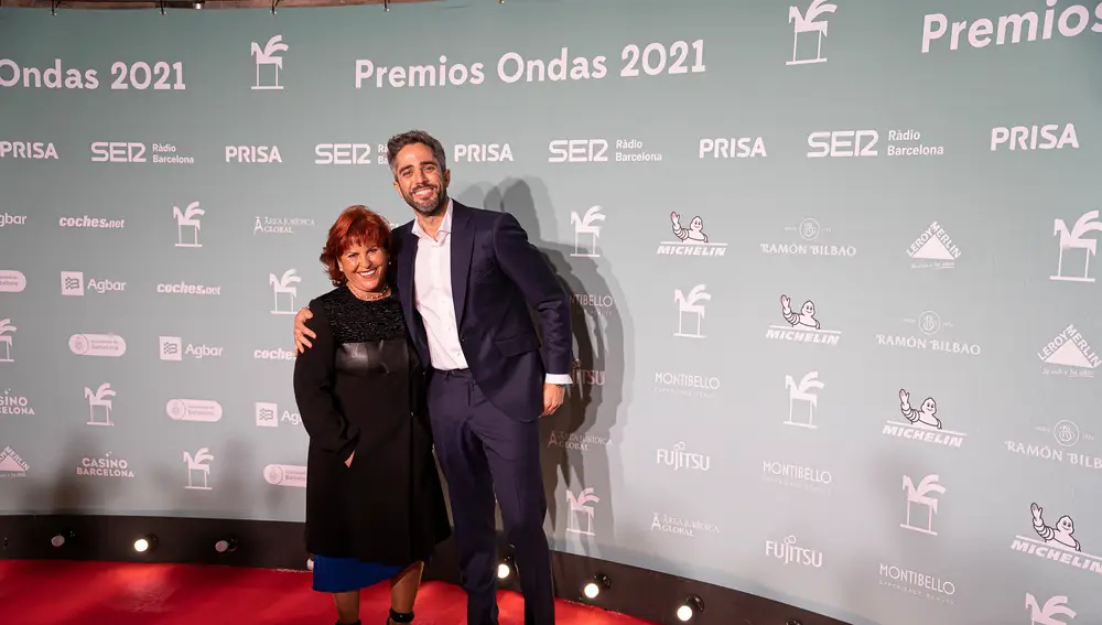 Roberto Leal y su madre Mercedes en los Premios Ondas 2021