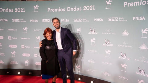 Roberto Leal y su madre Mercedes en los Premios Ondas 2021