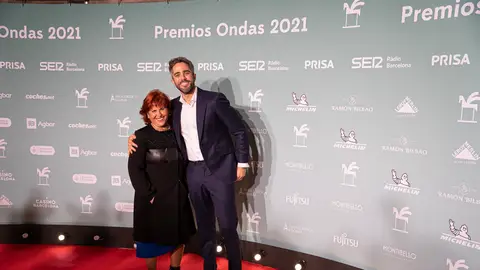 Roberto Leal y su madre Mercedes en los Premios Ondas 2021 Roberto Leal y su madre Mercedes en los Premios Ondas 2021
